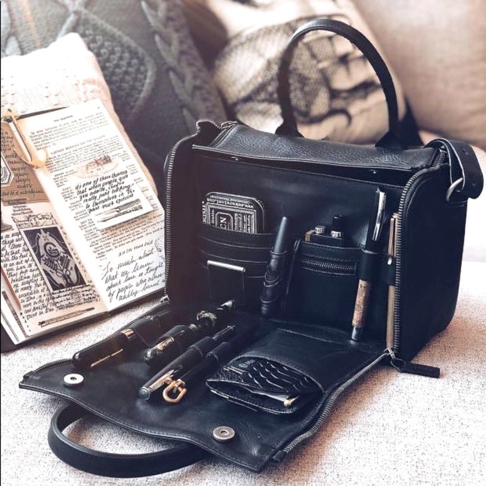 This is Ground Limited Ed. Tig Bank Bag Leather
Convertible bag